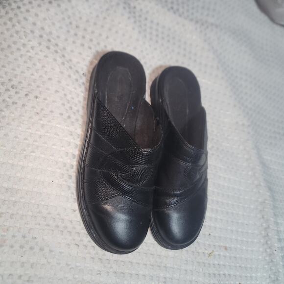 CLARKS EUC WOMEN'S SZ 8 BLACK LEATHER ARTISAN MULES CLOGS SLIPON SHOES - Picture 1 of 8